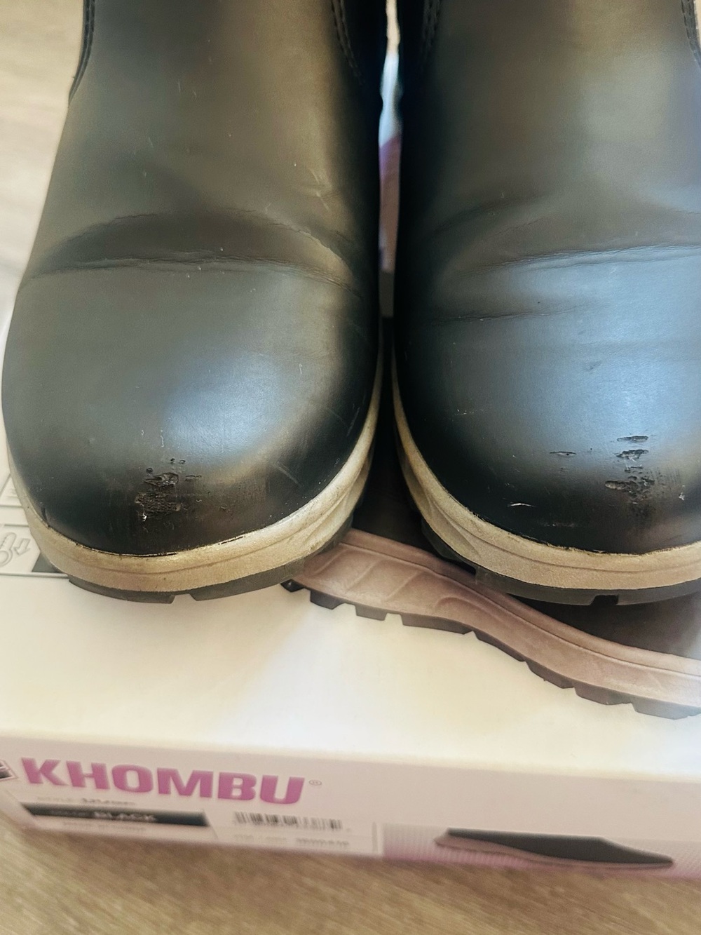 Khombu Black Women's Short Boots with Contrasting Light Midsole